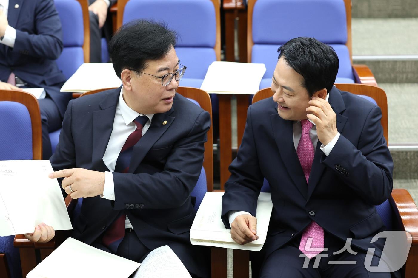본문 이미지 - 장동혁 국민의힘 대표와 송언석 원내대표가 13일 서울 여의도 국회에서 열린 제22대 국회 후반기 국회부의장 후보자 선출 의원총회에서 대화하고 있다. 2026.5.13 ⓒ 뉴스1 신웅수 기자