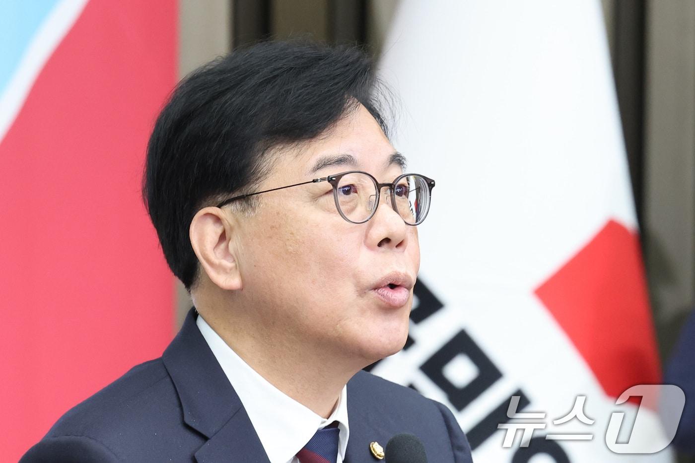 본문 이미지 - 송언석 국민의힘 원내대표가 지난 13일 국회에서 열린 제22대 국회 후반기 국회부의장 후보자 선출 의원총회에서 발언하고 있다. 2026.5.13 ⓒ 뉴스1 신웅수 기자