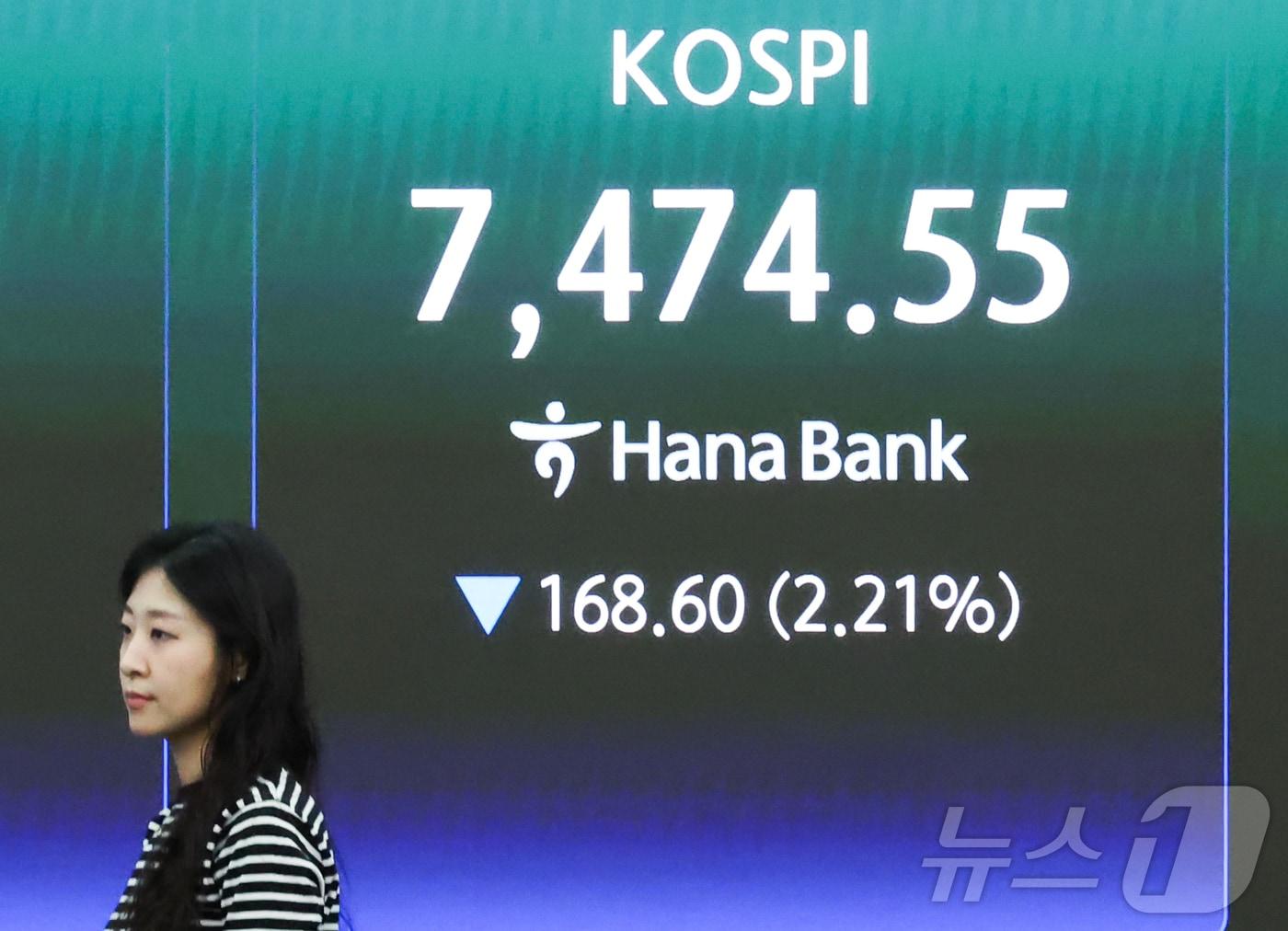 본문 이미지 - 코스피가 장 초반 7500선 아래로 밀린 13일 서울 중구 하나은행 딜링룸 전광판에 코스피와 코스닥 지수, 원·달러 환율이 표시돼 있다. 2026.5.13 ⓒ 뉴스1 이종수 인턴기자