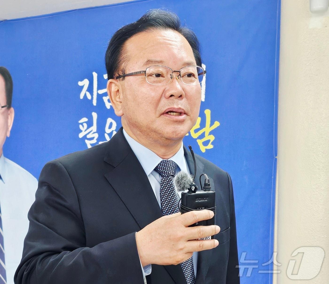 본문 이미지 - 김부겸 더불어민주당 대구시장 예비후보가 본선거 후보 등록을 하루 앞둔 13일 대구 달서구 자신의 선거사무소에서 기자들과 만나 백브리핑을 하고 있다. 그는 이날 박근혜 전 대통령을 예방하기 위해 공식 요청한다고 밝혔다. 2026.5.13 ⓒ 뉴스1 남승렬 기자