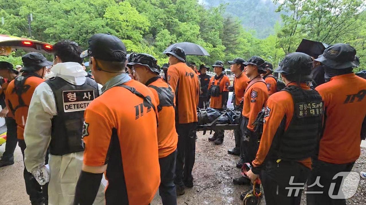 본문 이미지 - 12일 오전 10시 36분쯤 숨진 A 군의 시신을 구조대원들이 이송하고 있다.(독자 제공. 재판매 및 DB 금지)2026.5.13/뉴스1