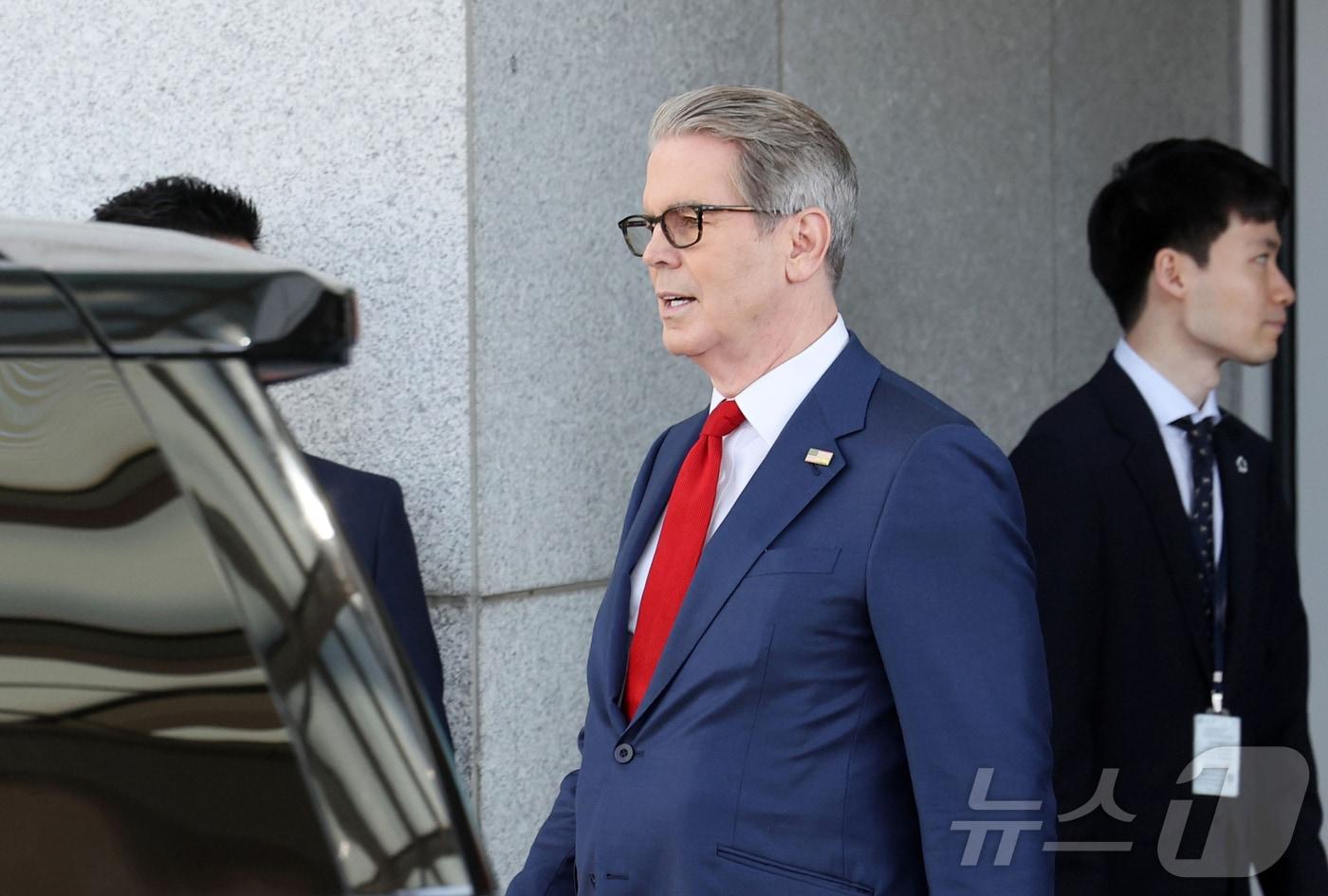 본문 이미지 - 스콧 베선트 미국 재무부 장관이 13일 오전 인천국제공항을 통해 입국하고 있다. 베선트 장관은 이날 이재명 대통령과 허리펑 중국 국무원 부총리를 각각 만날 예정이다. (공동취재) 2026.5.13 ⓒ 뉴스1 안은나 기자