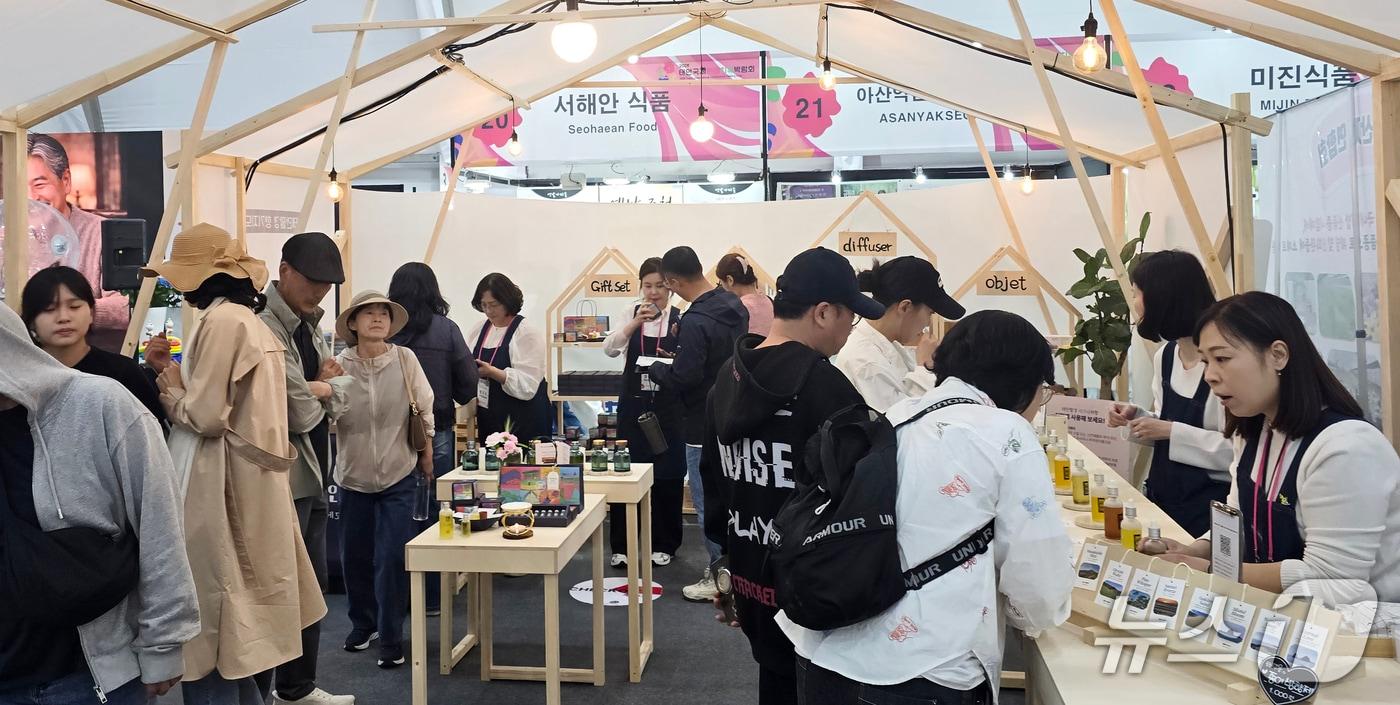 본문 이미지 - 2026 태안국제원예치유박람회장 내에서 운영 중인 ‘태안팔경 향기존’ 모습(태안군 제공. 재판매 및 DB금지)2026.5.13/뉴스1