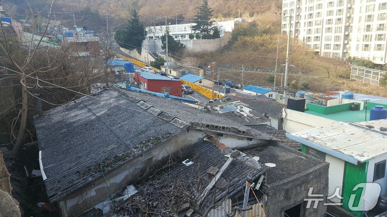본문 이미지 - 슬레이트 지붕이 설치된 주택 모습 (부산환경공단 제공. 재판매 및 DB금지)