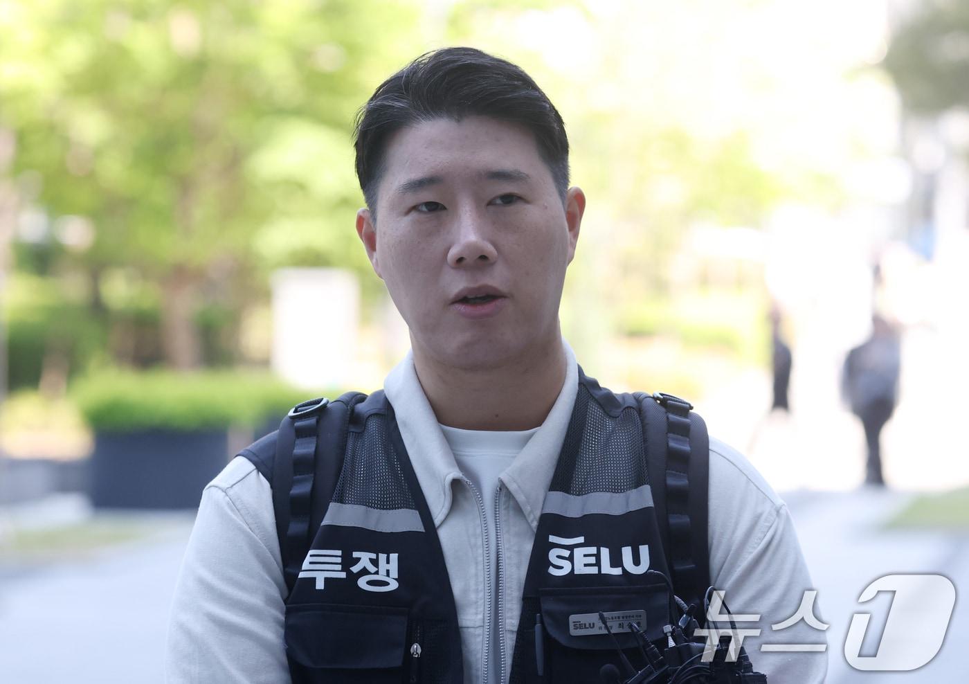 본문 이미지 - 최승호 초기업노조 삼성전자지부 위원장이 13일 경기 수원시 영통구 수원지방법원에서 열린 삼성전자 노조 위법 쟁의행위 금지 가처분 신청 2차 심문 출석에 앞서 취재진의 질문에 답하고 있다. 2026.5.13 ⓒ 뉴스1 김영운 기자
