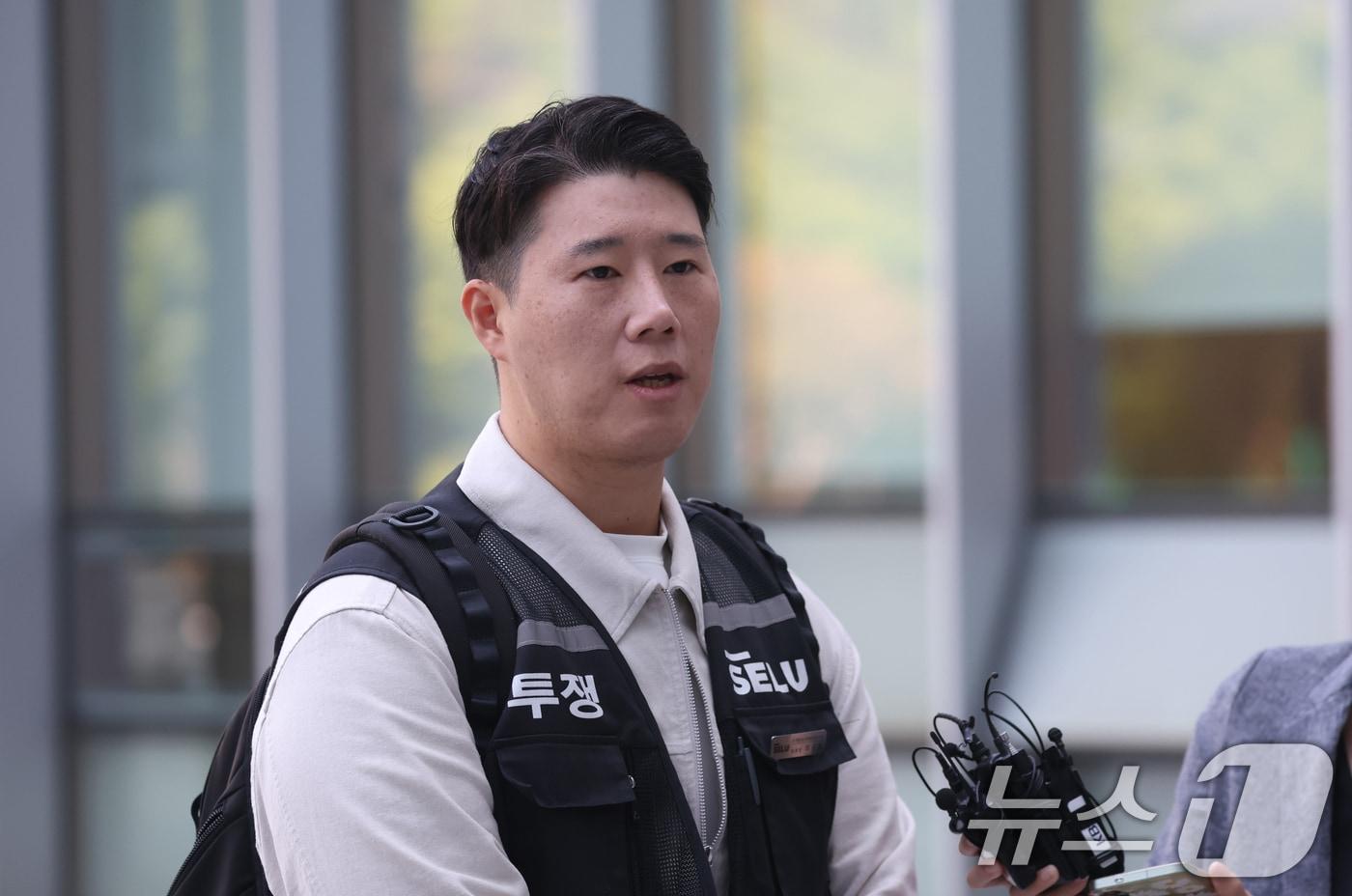 본문 이미지 - 최승호 초기업노조 삼성전자지부 위원장이 13일 경기 수원시 영통구 수원지방법원에서 열린 삼성전자 노조 위법 쟁의행위 금지 가처분 신청 2차 심문 출석에 앞서 취재진의 질문에 답하고 있다. 2026.5.13 ⓒ 뉴스1 김영운 기자