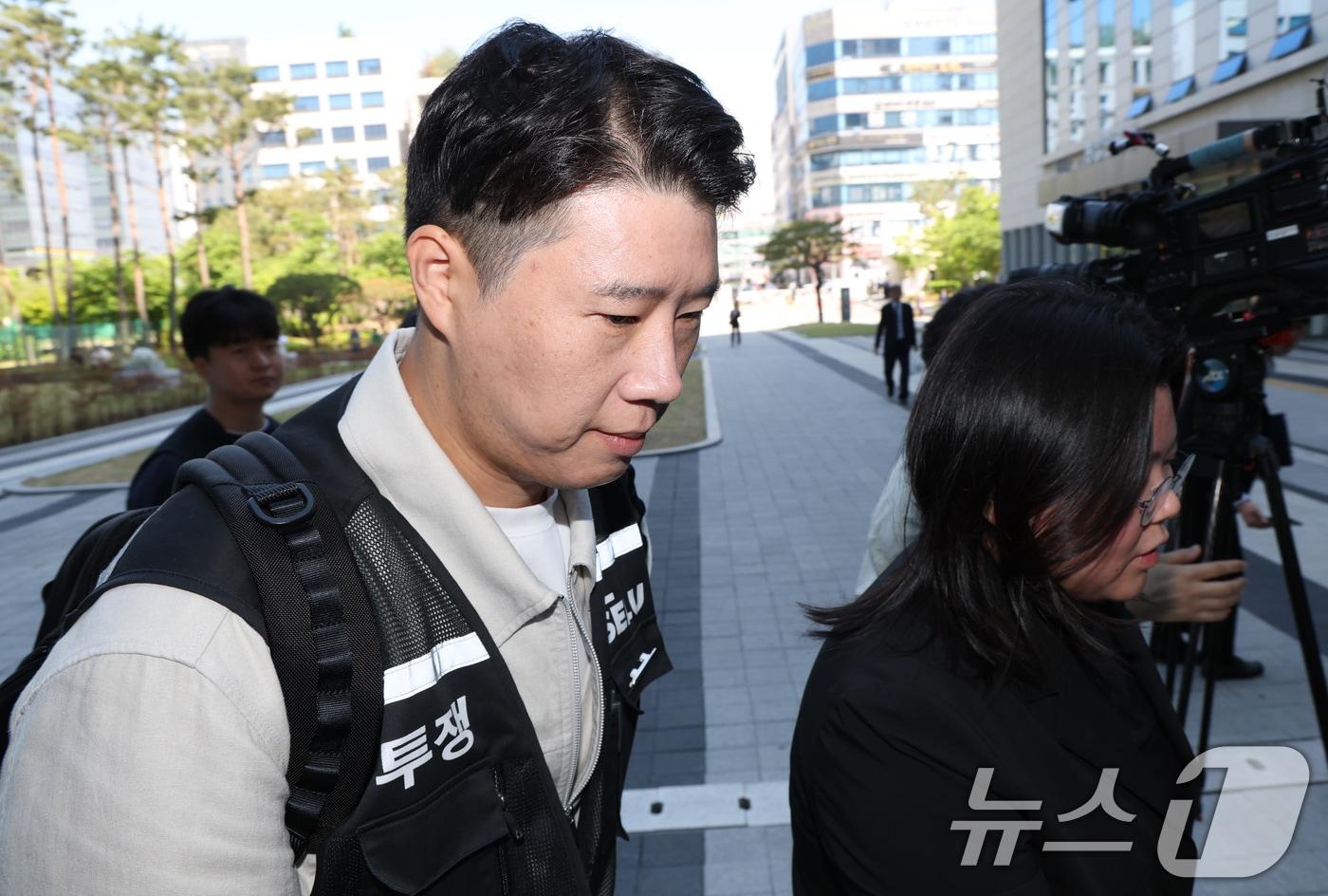 본문 이미지 - 최승호 초기업노조 삼성전자지부 위원장이 13일 경기 수원시 영통구 수원지방법원에서 열린 삼성전자 노조 위법 쟁의행위 금지 가처분 신청 2차 심문 출석하고 있다. 2026.5.13 ⓒ 뉴스1 김영운 기자