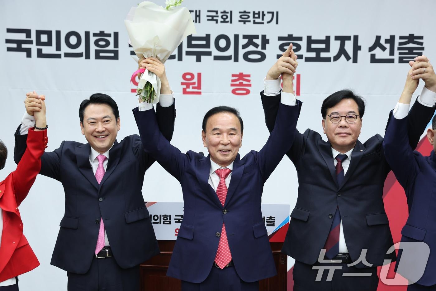 본문 이미지 - 장동혁 국민의힘 대표와 송언석 원내대표가 13일 서울 여의도 국회에서 열린 제22대 국회 후반기 국회부의장 후보자 선출 의원총회에서 후보로 선출된 박덕흠 의원과 손을 맞잡고 인사하고 있다. 2026.5.13 ⓒ 뉴스1 신웅수 기자