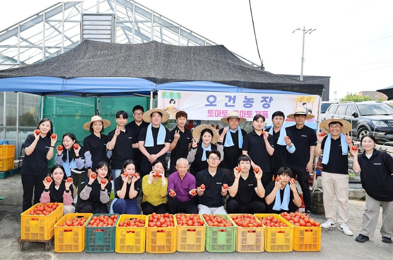 본문 이미지 - 시몬스 봉사단이 농번기를 맞아 지역 농가에서 일손 돕기 봉사활동을 진행했다.(시몬스 제공)