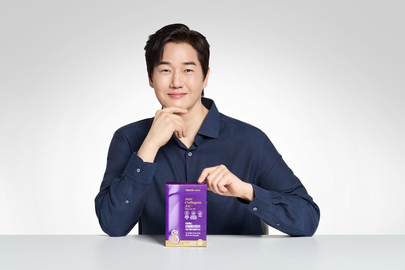 본문 이미지 - 대원헬스 모델 배우 유지태와 '모발콜라겐 3X'.(대원제약 제공)