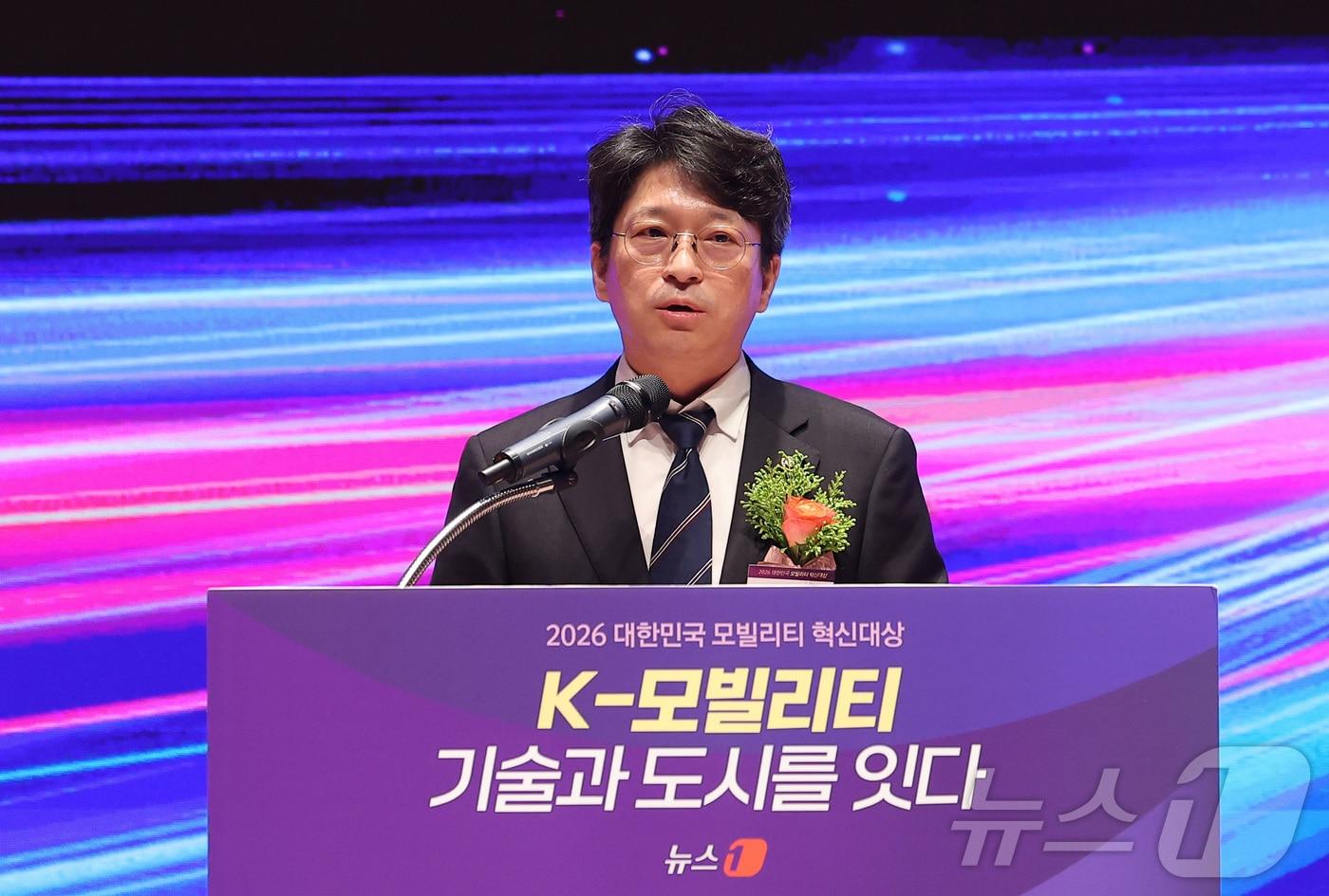 본문 이미지 - 홍지선 국토교통부 제2차관이 13일 서울 영등포구 여의도 한국거래소 컨퍼런스홀에서 열린 '2026 대한민국 모빌리티 혁신대상'에서 축사를 하고 있다. 뉴스1이 주최하고 국토교통부와 대한교통학회가 후원하는 '2026 대한민국 모빌리티 혁신대상'은 자율주행과 전기차, 스마트 교통체계, 친환경 인프라 등 미래 모빌리티 산업 발전에 기여한 기업과 기관의 혁신 사례를 발굴하고 조명하기 위해 마련됐다. ⓒ 뉴스1 김성진 기자
