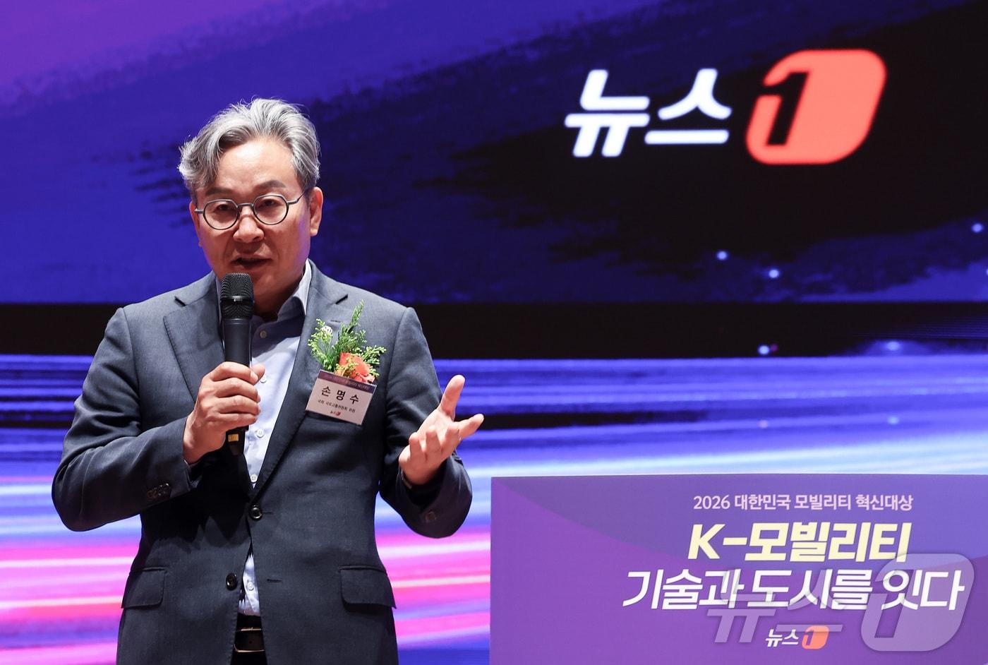 본문 이미지 - 손명수 국회 국토교통위원회 위원이 13일 서울 영등포구 여의도 한국거래소 컨퍼런스홀에서 열린 '2026 대한민국 모빌리티 혁신대상'에서 축사를 하고 있다. 뉴스1이 주최하고 국토교통부와 대한교통학회가 후원하는 '2026 대한민국 모빌리티 혁신대상'은 자율주행과 전기차, 스마트 교통체계, 친환경 인프라 등 미래 모빌리티 산업 발전에 기여한 기업과 기관의 혁신 사례를 발굴하고 조명하기 위해 마련됐다. 2026.5.13 ⓒ 뉴스1 김성진 기자