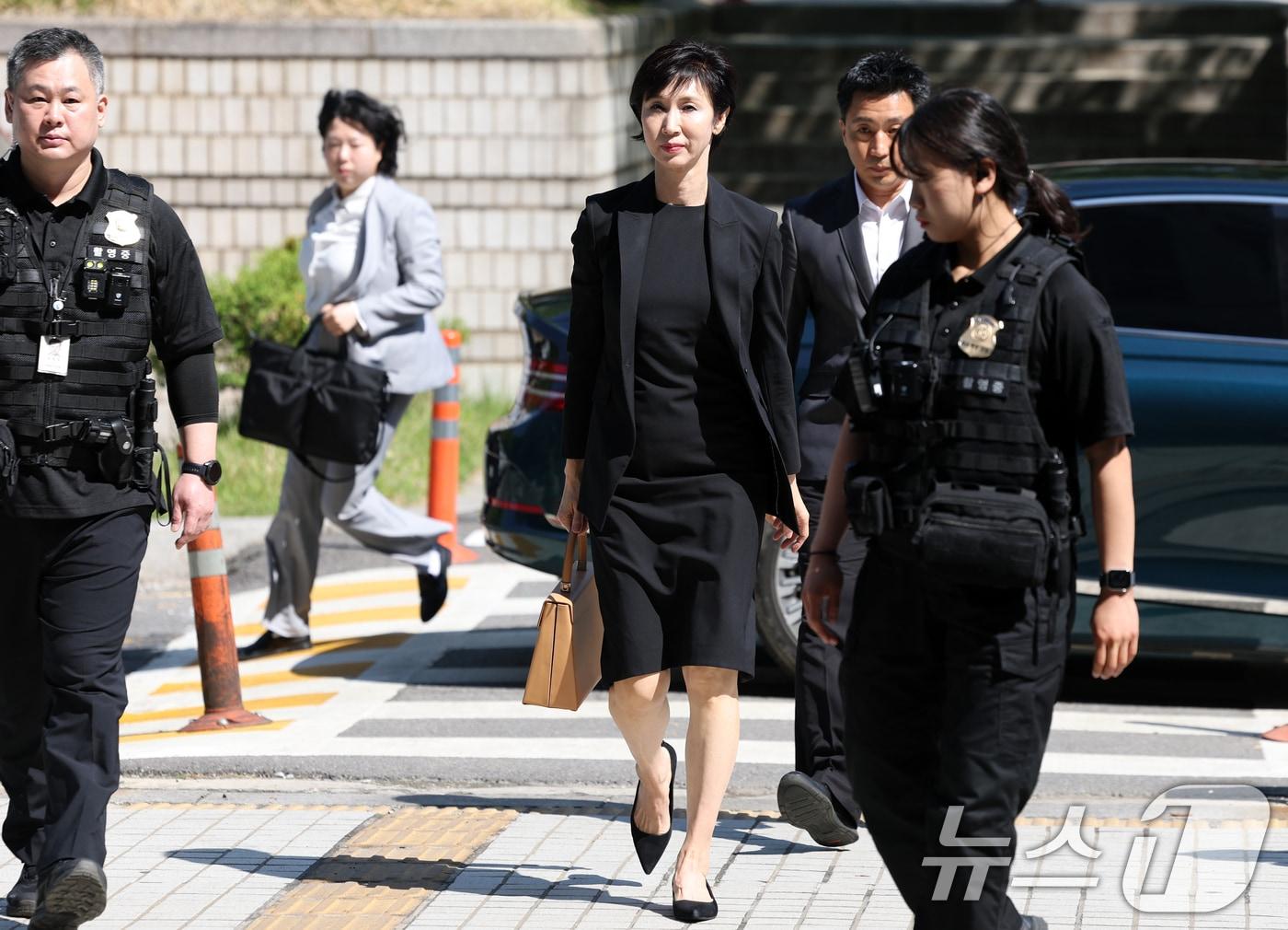 본문 이미지 - 노소영 아트센터 나비 관장이 13일 오전 서울 서초구 서울중앙지방법원에서 열린 최태원 SK그룹 회장과의 재산 분할 파기환송심 조정 기일에 출석하고 있다. (공동취재) 2026.5.13 ⓒ 뉴스1 최지환 기자