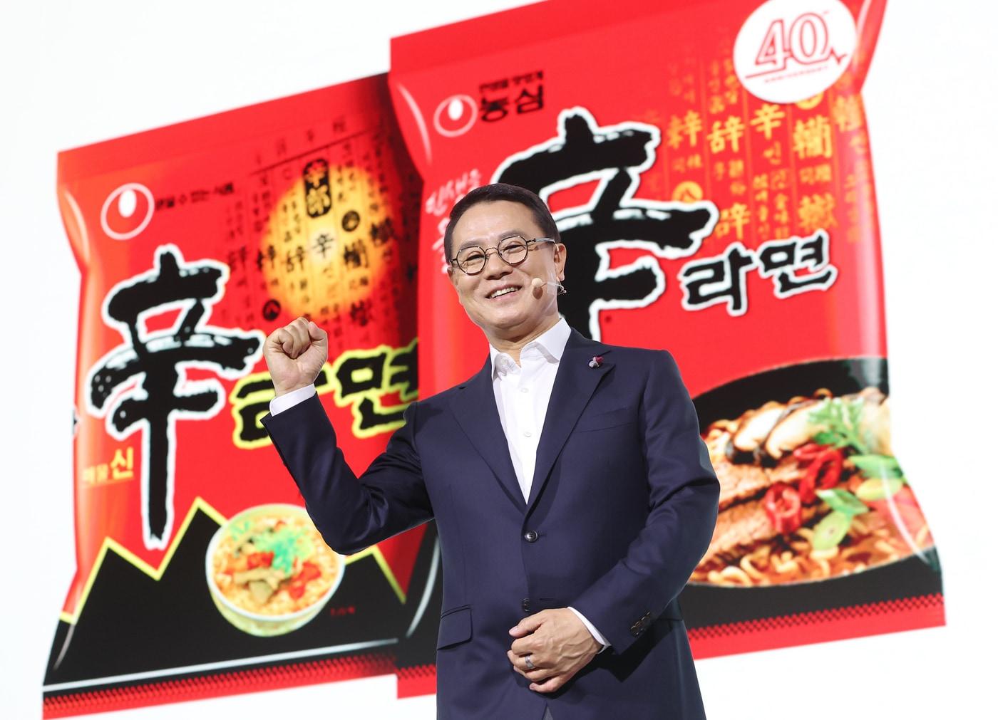 본문 이미지 - 조용철 농심 대표가 13일 서울 중구 롯데호텔 크리스탈볼룸에서 열린 신라면 출시 40주년 기자간담회에서 취재진을 향해 포즈를 취하고 있다. 조 대표는 이 자리에서 "신라면 누적 매출 20조 원은 전 세계 소비자의 일상과 함께해왔음을 증명하는 기록"이라며 "한국 매운맛의 대표로서 맛과 건강, 문화적 경험까지 아우르는 가치를 제공하겠다"고 밝혔다.2026.5.13/뉴스1
