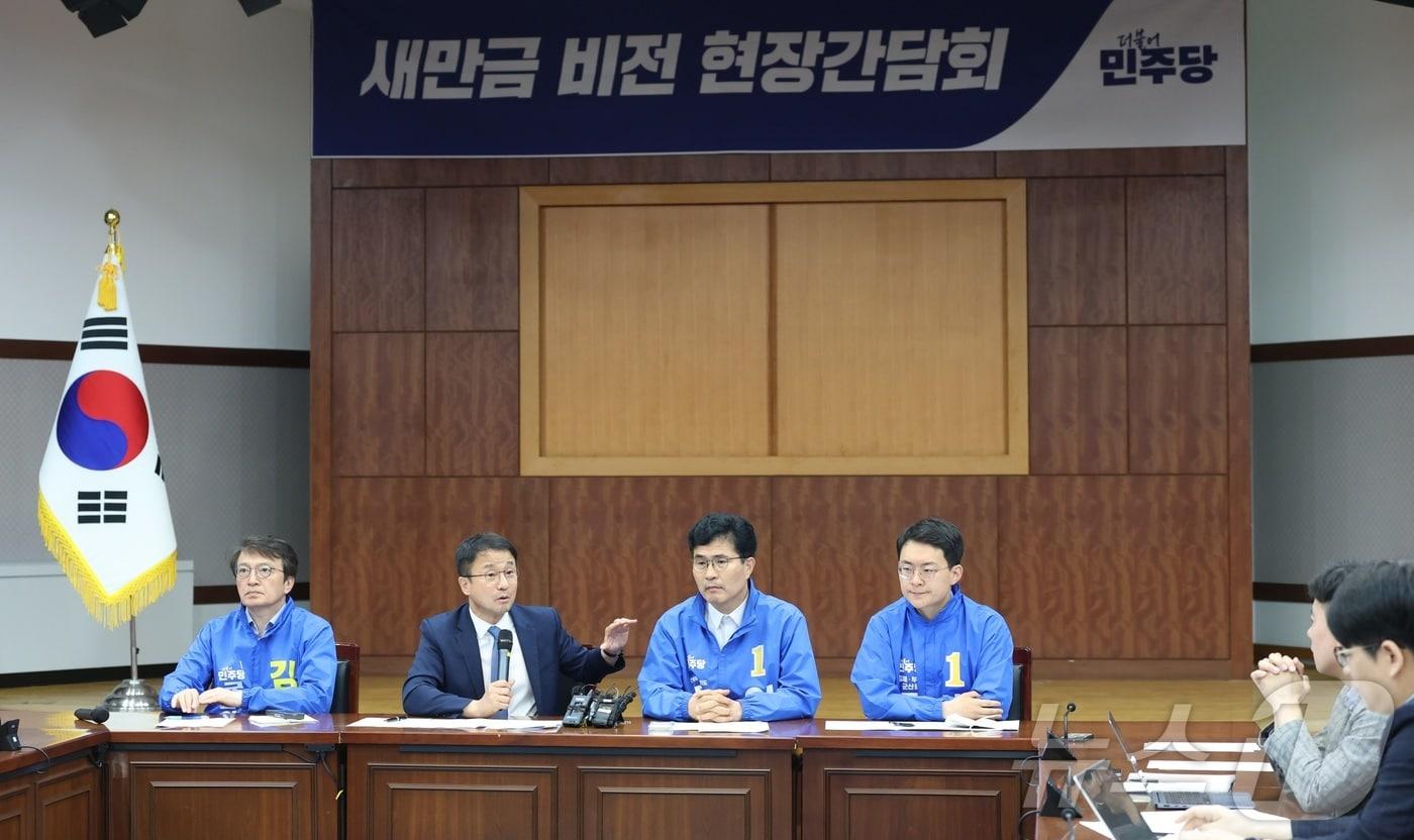 본문 이미지 - 한병도 더불어민주당 원내대표가 13일 전북 김제시 새만금33센터에서 열린 새만금 비전 현장간담회에서 질의에 답변을 하고 있다. 2026.5.13 ⓒ 뉴스1 유경석 기자