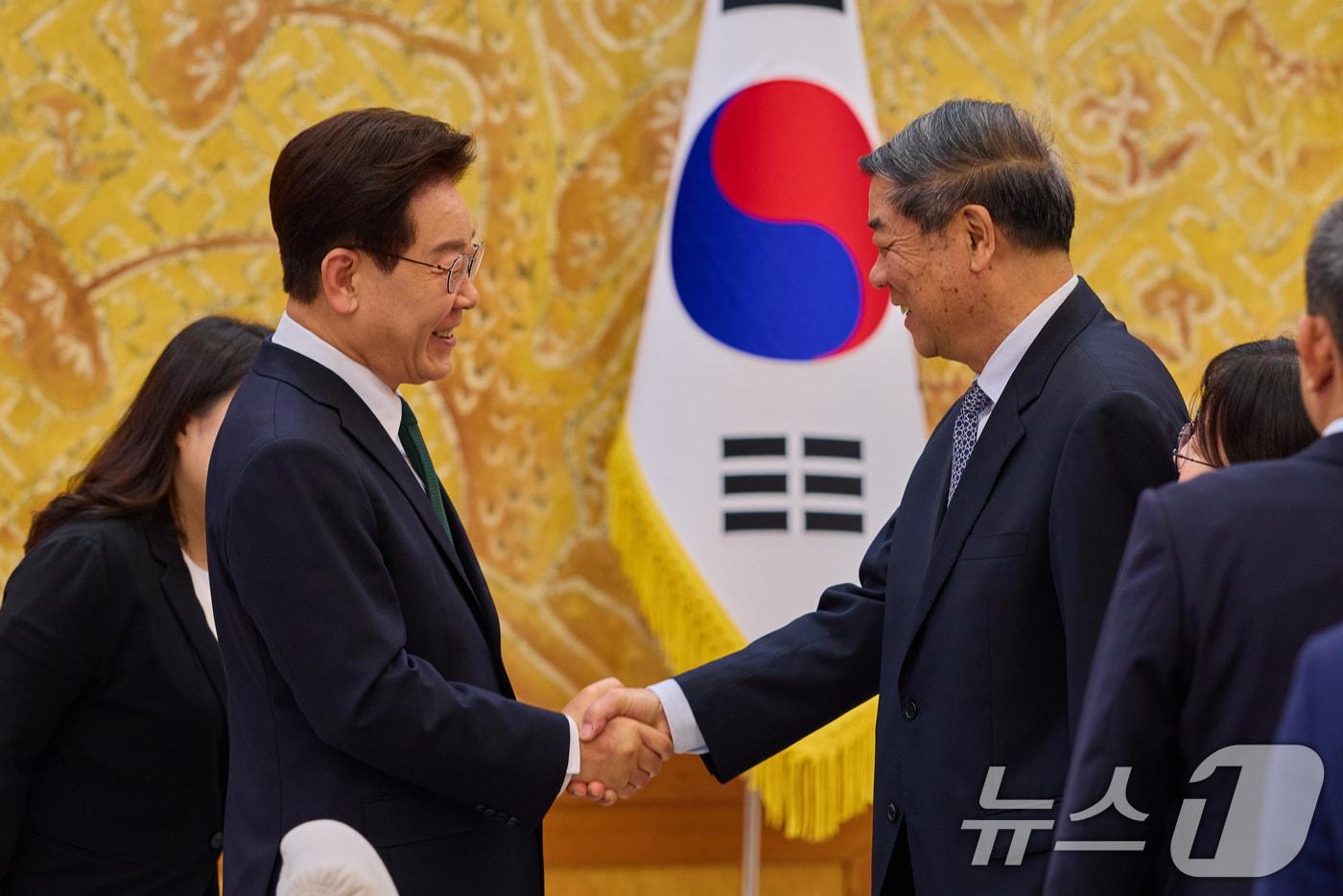 본문 이미지 - 이재명 대통령이 13일 청와대에서 허리펑 중국 국무원 부총리와 악수하고 있다. (청와대 제공. 재판매 및 DB 금지) 2026.5.13 ⓒ 뉴스1 허경 기자