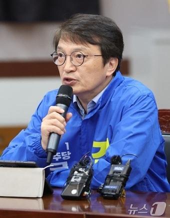 본문 이미지 - 김의겸 더불어민주당 군산·김제·부안갑 후보가 13일 전북 김제시 새만금33센터에서 열린 새만금 비전 현장간담회에서 정책 건의를 하고 있다. 2026.5.13 ⓒ 뉴스1 유경석 기자
