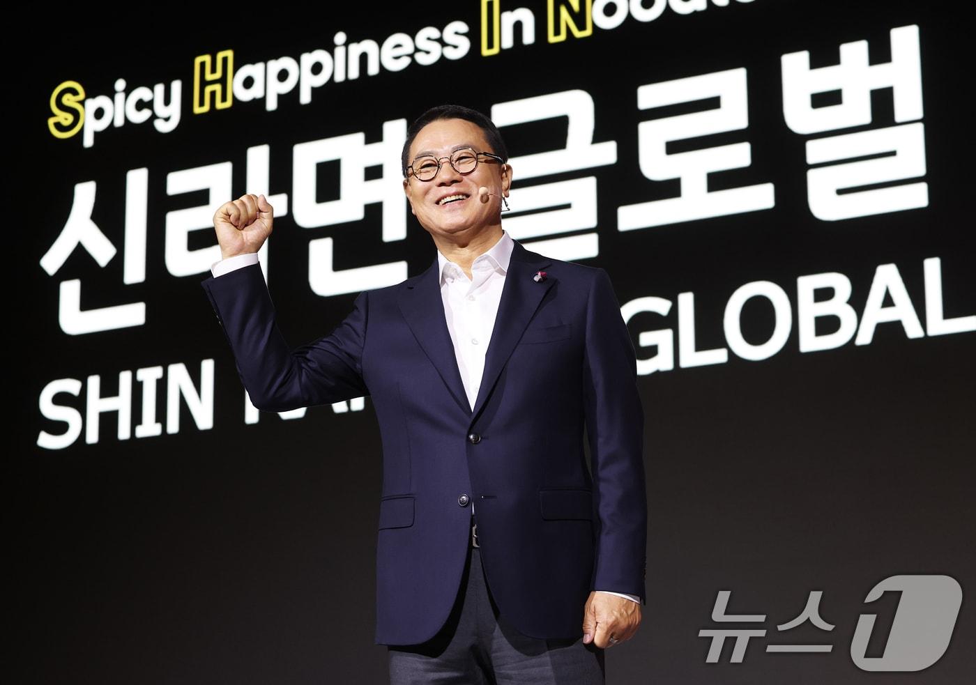 본문 이미지 - 조용철 농심 대표가 13일 서울 중구 롯데호텔 크리스탈볼룸에서 열린 신라면 출시 40주년 기자간담회에서 취재진을 향해 포즈를 취하고 있다. 조 대표는 이 자리에서 "신라면 누적 매출 20조 원은 전 세계 소비자의 일상과 함께해왔음을 증명하는 기록＂이라며 ＂한국 매운맛의 대표로서 맛과 건강, 문화적 경험까지 아우르는 가치를 제공하겠다＂고 밝혔다. 2026.5.13 ⓒ 뉴스1 오대일 기자