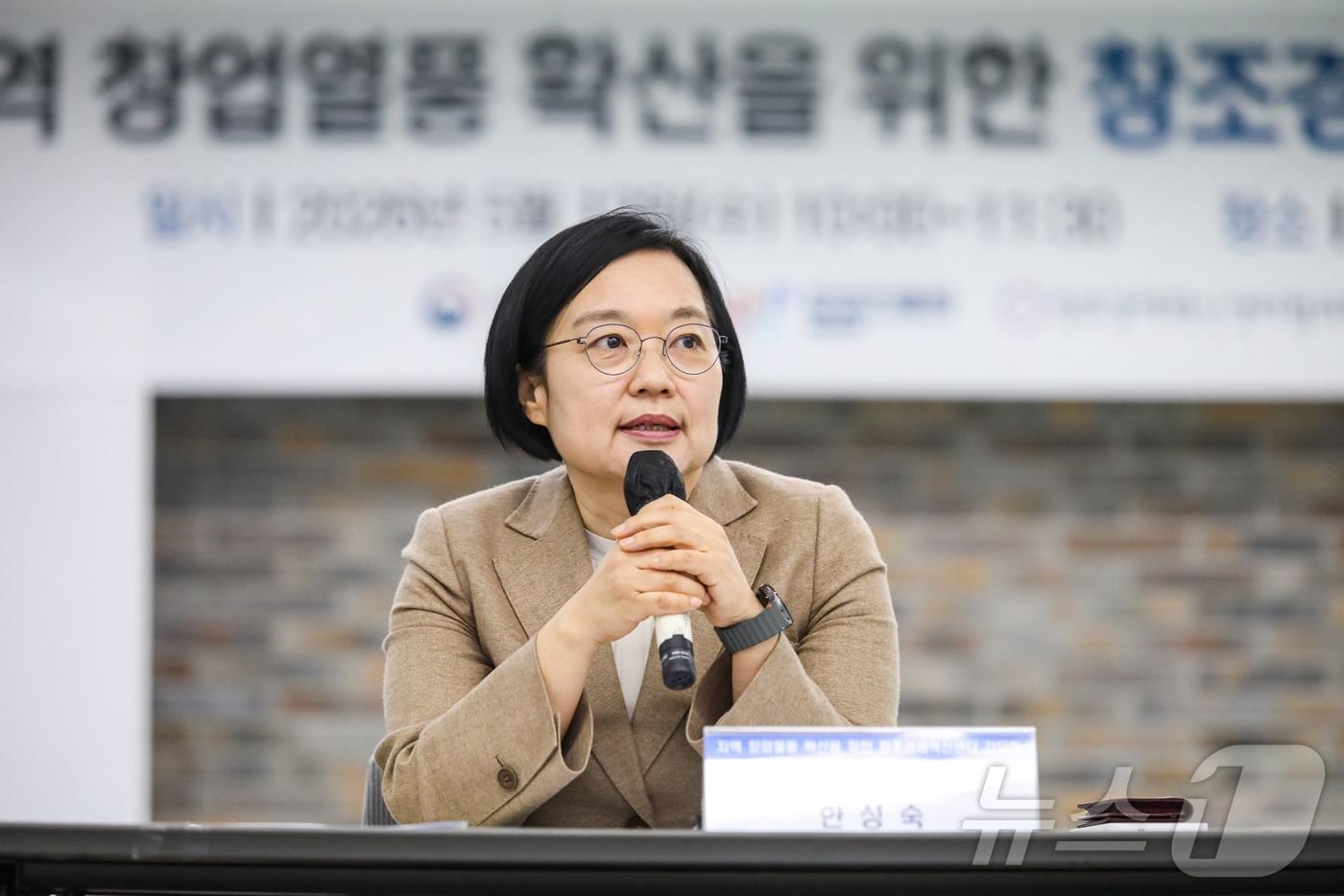 본문 이미지 - 한성숙 중소벤처기업부 장관이 13일 서울 용산구 서울창조경제혁신센터에서 열린 지역 창업열풍 확산 위한 창조경제혁신센터 간담회에서 인사말을 하고 있다. (중소벤처기업부 제공. 재판매 및 DB 금지) 2026.5.13 ⓒ 뉴스1