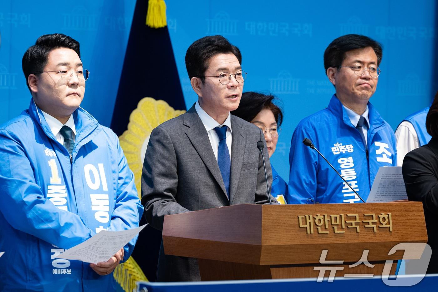 본문 이미지 - 정원오 더불어민주당 서울시장 후보와 서울 구청장 후보들이 13일 서울 여의도 국회 소통관에서 소득 없는 1주택자 재산세 감면 공약 발표 기자회견을 하고 있다. 2026.5.13 ⓒ 뉴스1 유승관 기자