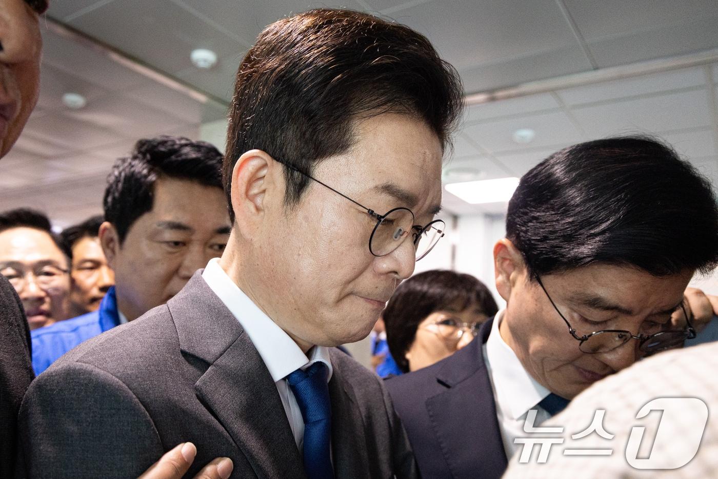 본문 이미지 - 정원오 더불어민주당 서울시장 후보가 13일 서울 여의도 국회 소통관에서 소득 없는 1주택자 재산세 감면 공약 발표 기자회견을 마친 후 소통관을 나서고 있다. 2026.5.13 ⓒ 뉴스1 유승관 기자