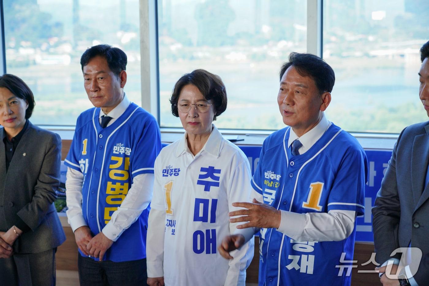 본문 이미지 -  이광재 더불어민주당 경기 하남갑 국회의원 보궐선거 후보, 추미애 민주당 경기지사 후보, 강병덕 민주당 하남시장 후보가 12일 하남 유니온타워 전망대에서 기자간회를 열고 창우동 H2 부지 의료특화단지 조성 구상을 발표하고 있다.(이광재 캠프 제공. 재판매 및 DB 금지)/뉴스1