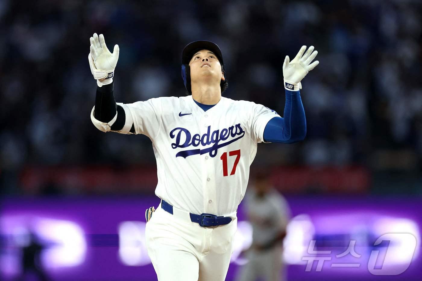 본문 이미지 - LA 다저스 오타니 쇼헤이가 13일(한국시간) 열린 샌프란시스코 자이언츠와 2026 메이저리그 홈 경기에서 3회말 1점 아치를 그린 뒤 세리머니를 펼치고 있다. ⓒ AFP=뉴스1