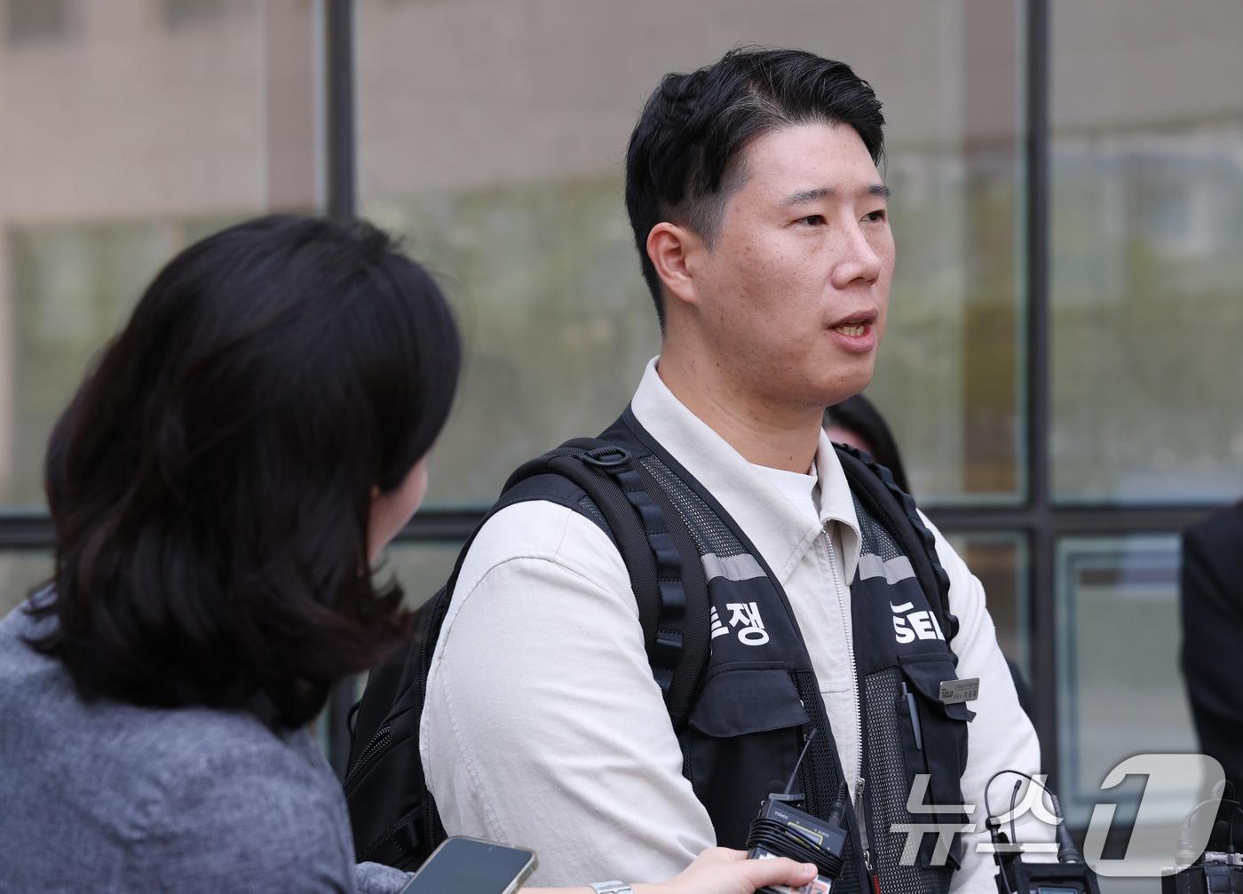 본문 이미지 - 최승호 초기업노조 삼성전자지부 위원장이 13일 경기 수원시 영통구 수원지방법원에서 열린 삼성전자 노조 위법 쟁의행위 금지 가처분 신청 2차 심문을 마치고 나와 취재진의 질문에 답하고 있다. 2026.5.13 ⓒ 뉴스1 김영운 기자