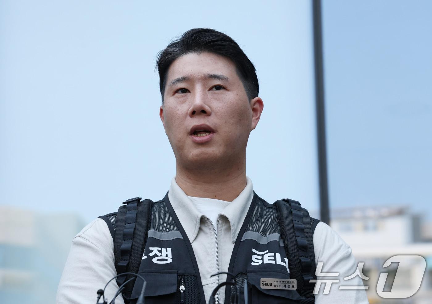 본문 이미지 - 최승호 초기업노조 삼성전자지부 위원장이 13일 경기 수원시 영통구 수원지방법원에서 열린 삼성전자 노조 위법 쟁의행위 금지 가처분 신청 2차 심문을 마치고 나와 취재진의 질문에 답하고 있다. 2026.5.13 ⓒ 뉴스1 김영운 기자