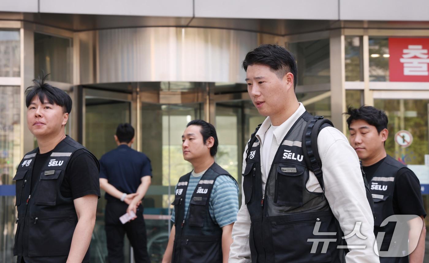 본문 이미지 - 최승호 초기업노조 삼성전자지부 위원장이 13일 경기 수원시 영통구 수원지방법원에서 열린 삼성전자 노조 위법 쟁의행위 금지 가처분 신청 2차 심문을 마치고 나오고 있다. 2026.5.13 ⓒ 뉴스1 김영운 기자