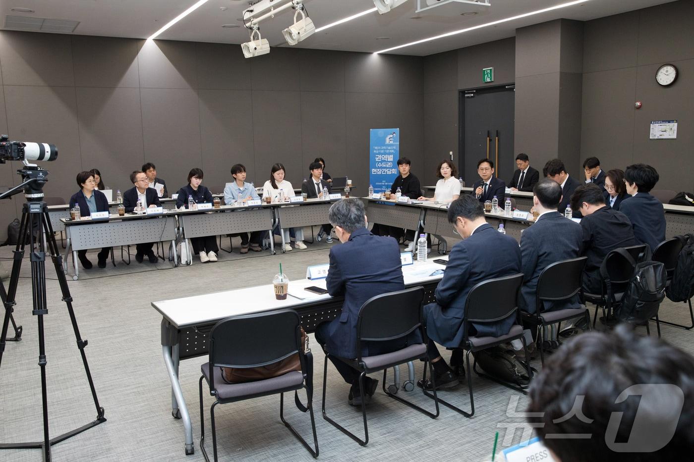 본문 이미지 - 배경훈 부총리 겸 과학기술정보통신부 장관이 13일 연세대학교에서 열린 제5차 과학기술인재 육성‧지원 기본계획 권역별(수도권) 간담회를 주재하고 있다. (과학기술정보통신부 제공. 재판매 및 DB 금지) 2026.5.13 ⓒ 뉴스1