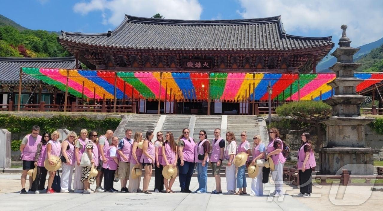 본문 이미지 - 13일 크루즈선을 이용한 외국인 관광객들이 화엄사를 방문해 템플스테이를 체험하고 기념사진을 촬영하고 있다. (화엄사 제공. 재판매 및 DB금지) ⓒ 뉴스1 김성준 기자
