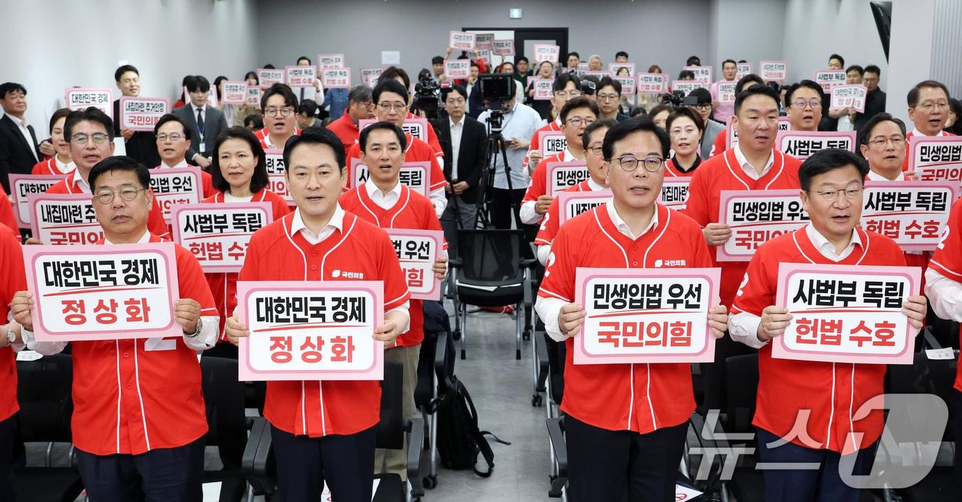 본문 이미지 - 장동혁 국민의힘 대표와 송언석 원내대표가 13일 오전 서울 여의도 중앙당사에서 열린 국민무시 심판 공소취소 저지 국민선거대책위원회 출범식에서 참석자들과 퍼포먼스를 하고 있다. (공동취재) 2026.5.13 ⓒ 뉴스1 신웅수 기자