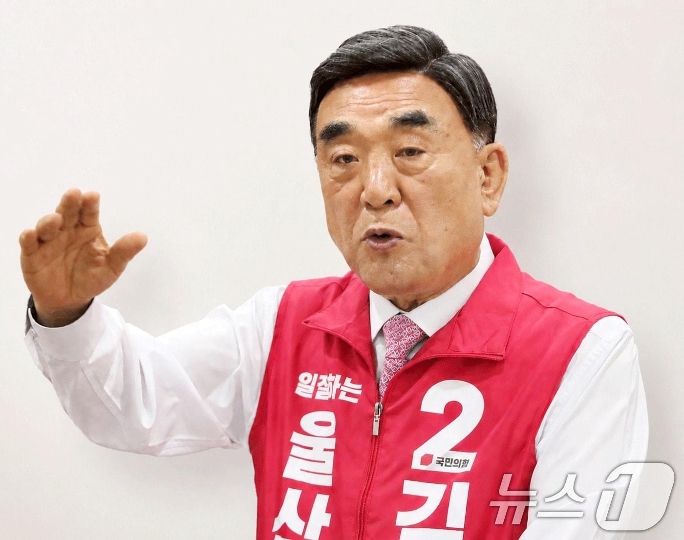 본문 이미지 - 김두겸 국민의힘 울산시장 후보가 13일 울산시의회 프레스센터에서 기자회견을 하고 있다. 2026.5.13 ⓒ 뉴스1 조민주 기자