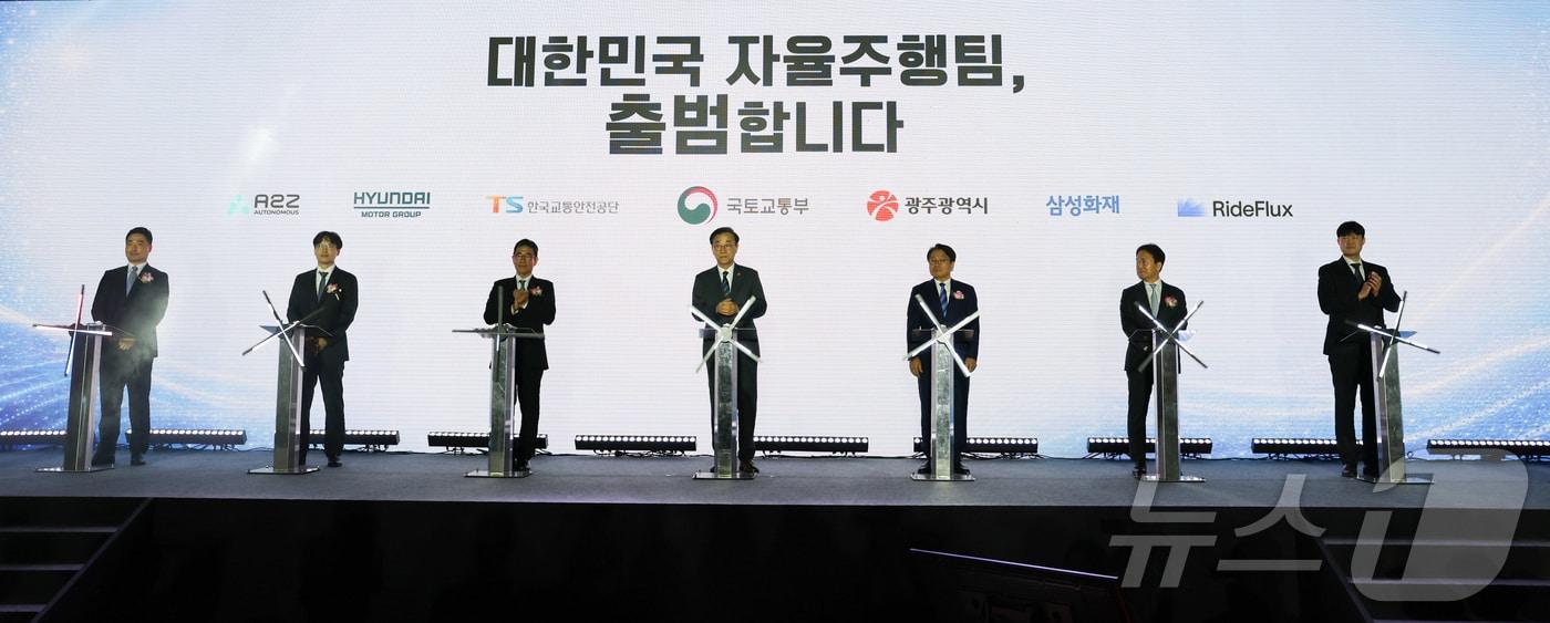 본문 이미지 - 현대차·기아는 13일 광주광역시 김대중컨벤션센터에서 국토교통부, 광주광역시, 한국교통안전공단, 삼성화재, 오토노머스A2Z, 라이드플럭스와 함께 자율주행 실증도시 조성 사업 추진을 위한 업무협약을 체결했다.(현대차·기아 제공. 재판매 및 DB 금지) 2026.5.13 /뉴스1