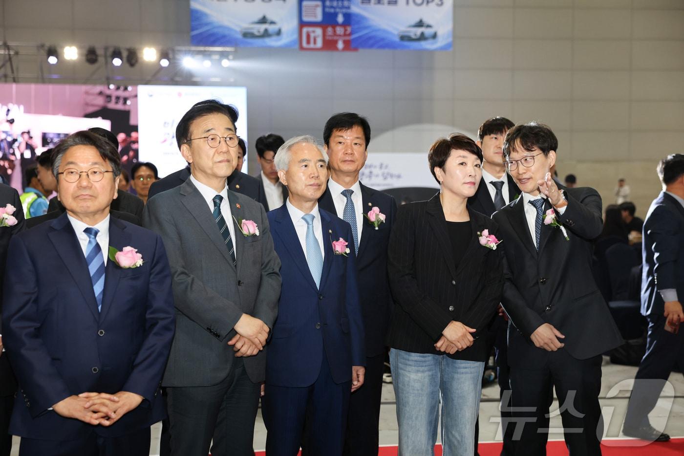 본문 이미지 - 현대차·기아는 13일 광주광역시 김대중컨벤션센터에서 국토교통부, 광주광역시, 한국교통안전공단, 삼성화재, 오토노머스A2Z, 라이드플럭스와 함께 자율주행 실증도시 조성 사업 추진을 위한 업무협약을 체결했다고 밝혔다. 사진은 업무협약식에서 참석자들이 전시회 현장을 둘러보는 모습. 왼쪽부터 강기정 광주광역시장, 김윤덕 국토교통부 장관, 양부남·박균택·전진숙 국회의원, 박민우 현대차·기아 AVP본부장 사장. (현대차·기아 제공. 재판매 및 DB 금지) 2026.5.13 ⓒ 뉴스1