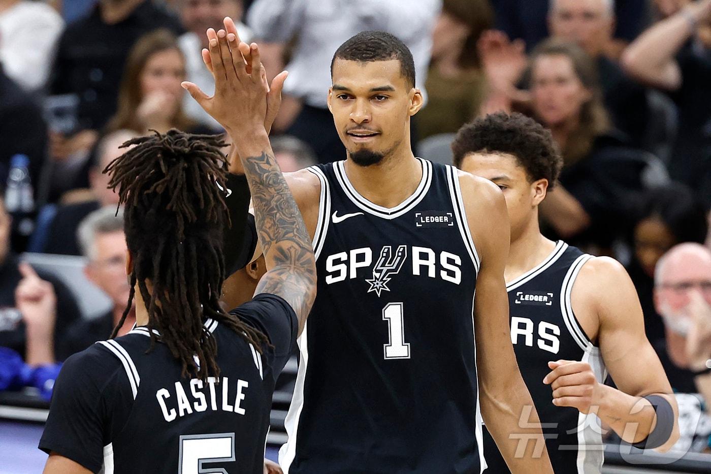 본문 이미지 - NBA 샌안토니오가 돌아온 에이스 웸반야마(가운데)의 활약에 힘입어 미네소타를 제압했다.ⓒ AFP=뉴스1