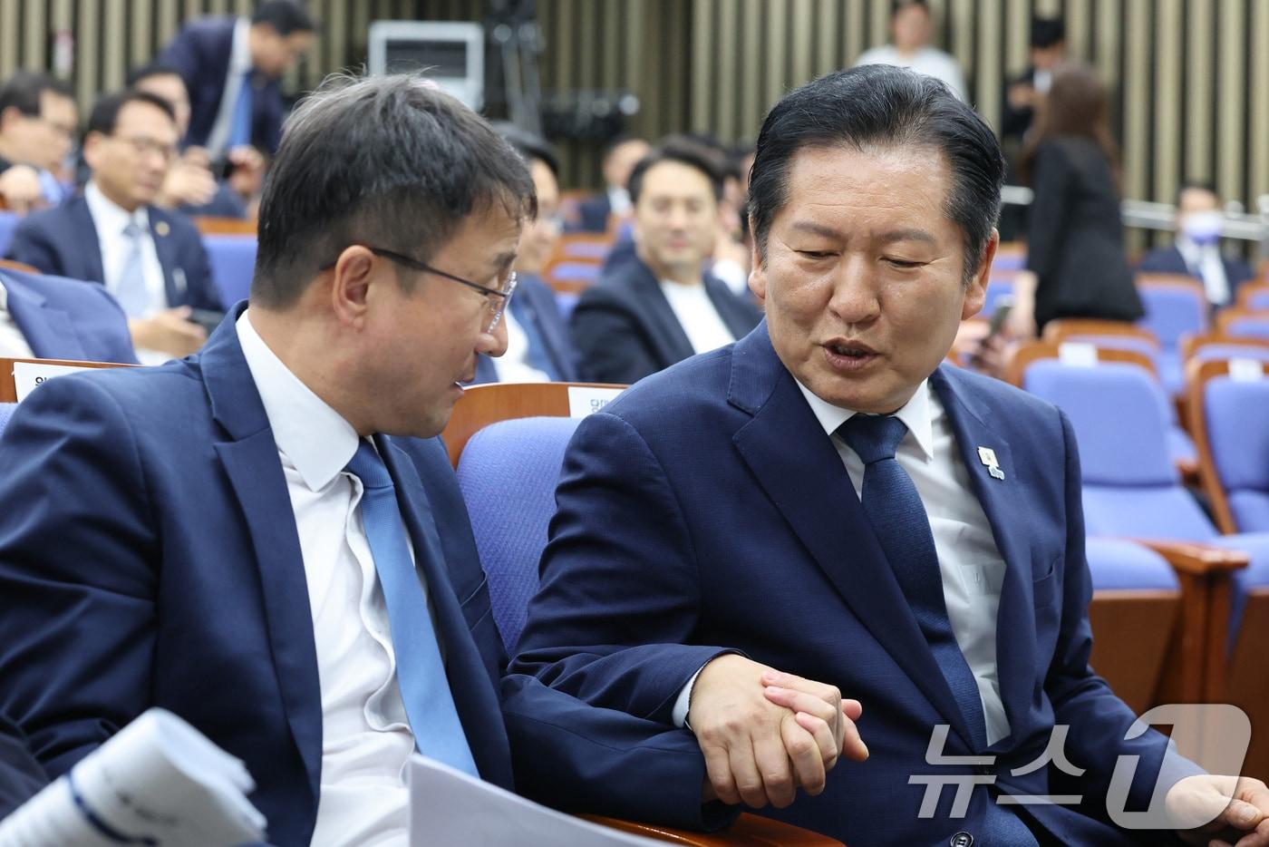 본문 이미지 - 정청래 더불어민주당 대표와 한병도 원내대표가 13일 서울 여의도 국회에서 열린 더불어민주당 국회의장 및 부의장 후보 선출 의원총회에서 대화하고 있다. 2026.5.13 ⓒ 뉴스1 신웅수 기자
