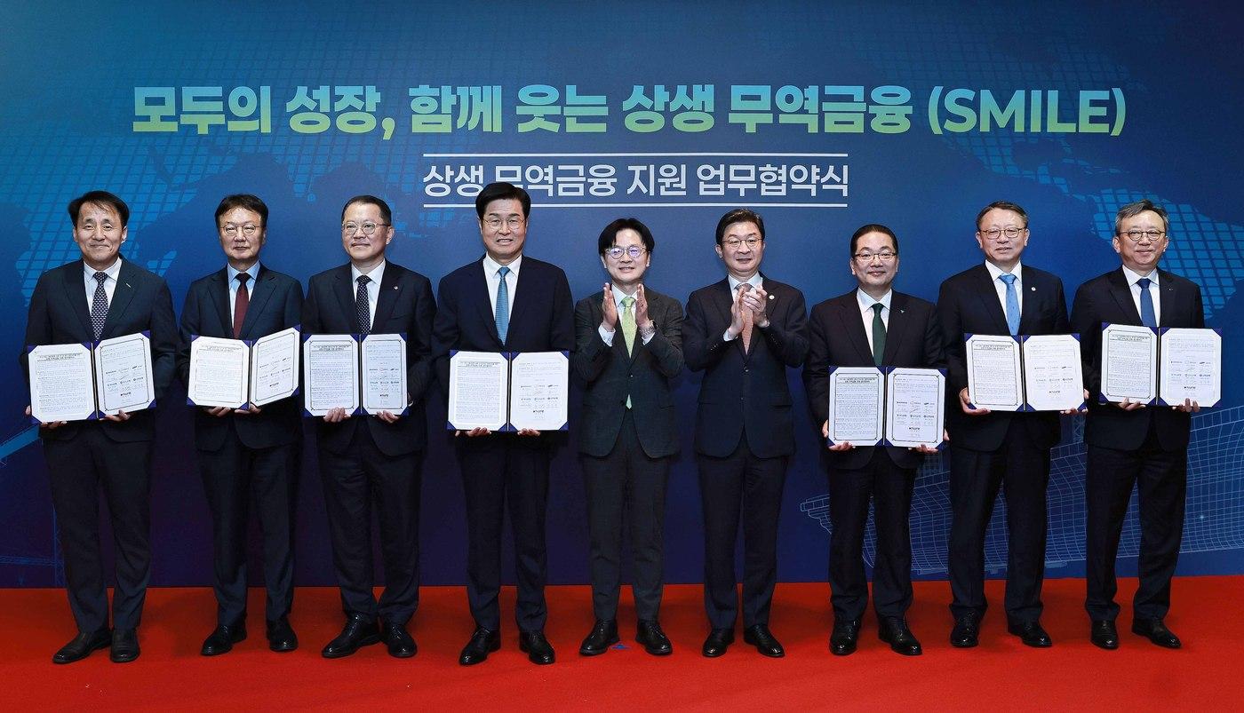 본문 이미지 - 김정관 산업통상부 장관(가운데)은 13일 울산 현대라한호텔에서 열린 '상생 무역금융 지원 업무협약식'에 참석해, 대형조선 3사-시중은행 3사-한국무역보험공사 간 업무협약과 시중은행 3사-한국무역보험공사 간 업무협약 후 기념사진을 촬영하고 있다.(산업통상부 제공. 재판매 및 DB금지) 2026.5.13/뉴스1