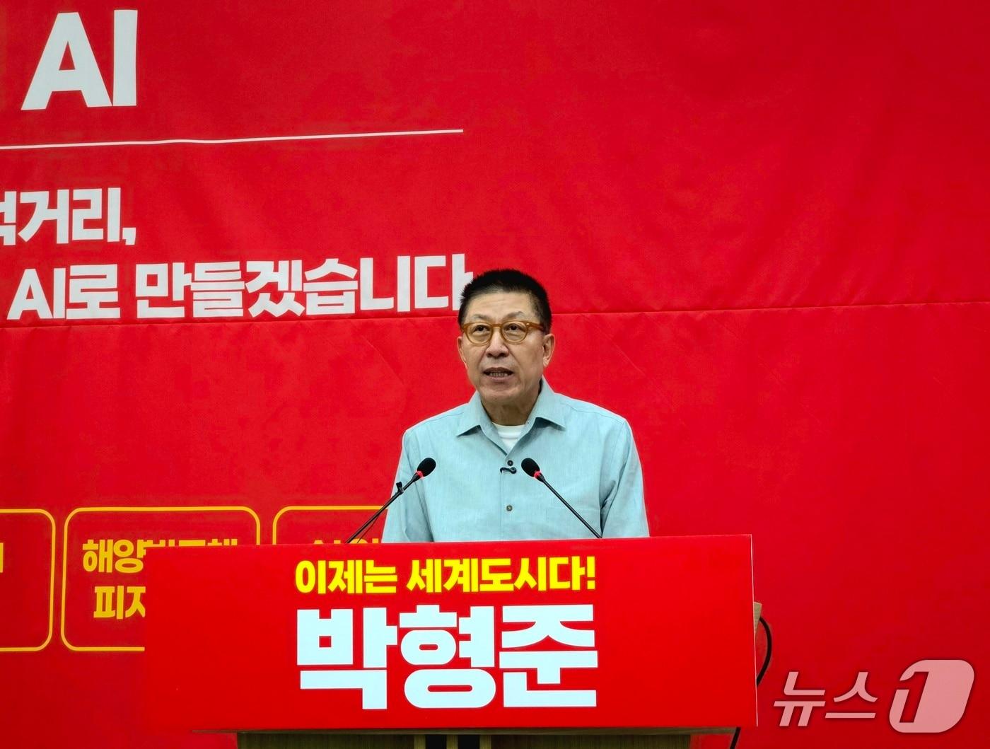 본문 이미지 - 박형준 후보가 부산시의회 브리핑룸에서 제4호 공약인 '부산형 AI 공약'을 발표하고 있다.2026.5.13 ⓒ 뉴스1 이주현 기자