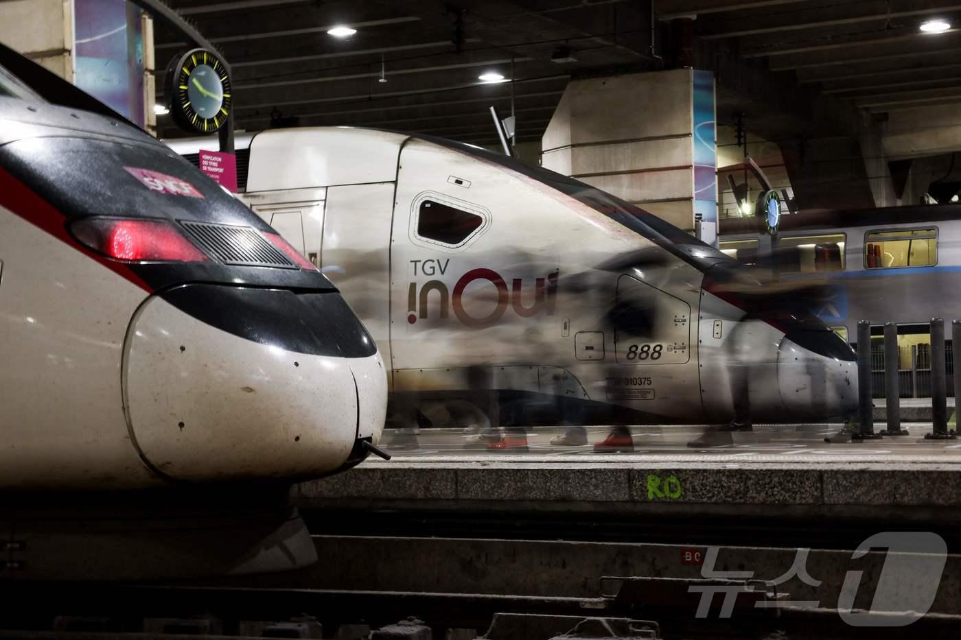 본문 이미지 - 프랑스철도공사(SNCF)가 운영하는 고속철도 '테제베'(TGV)의 모습 ⓒ AFP=뉴스1