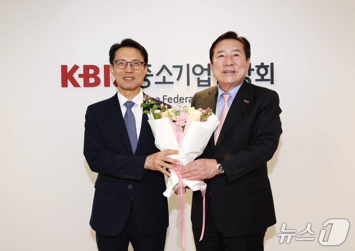 본문 이미지 - 김진오 저출산고령사회위원회 부위원장은 13일 서울 영등포구 중소기업중앙회에서 김기문 중기중앙회 회장을 만나 저출생 대응에 대한 협조를 요청했다. (저고위 제공) 