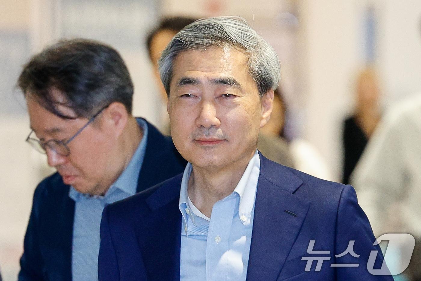 본문 이미지 - 신현송 한국은행 총재가 지난 13일 인천국제공항 2터미널을 통해 귀국, 이동하고 있다. 2026.5.13 ⓒ 뉴스1 안은나 기자