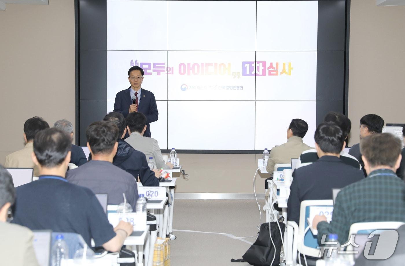 본문 이미지 - 김용선 지식재산처장이 모두의 아이디어 프로젝트 1차 심사 현장을 방문해 심사위원들에게 격려의 말을 전하고 있다. (지식재산처 제공.재판매 및 DB금지)/뉴스1