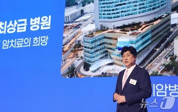 본문 이미지 - 금기창 연세의료원장이 후원 행사에서 발표를 하고 있다. (세브란스병원 제공)