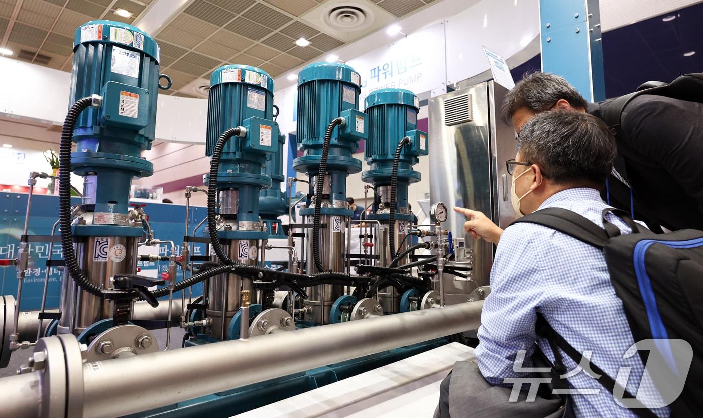 본문 이미지 - 13일 서울 강남구 코엑스에서 열린 대한민국 기계설비전시회(HVAC KOREA 2026)에서 관람객들이 기계설비 제품들을 살펴보고 있다. 2026.5.13 ⓒ 뉴스1 최지환 기자