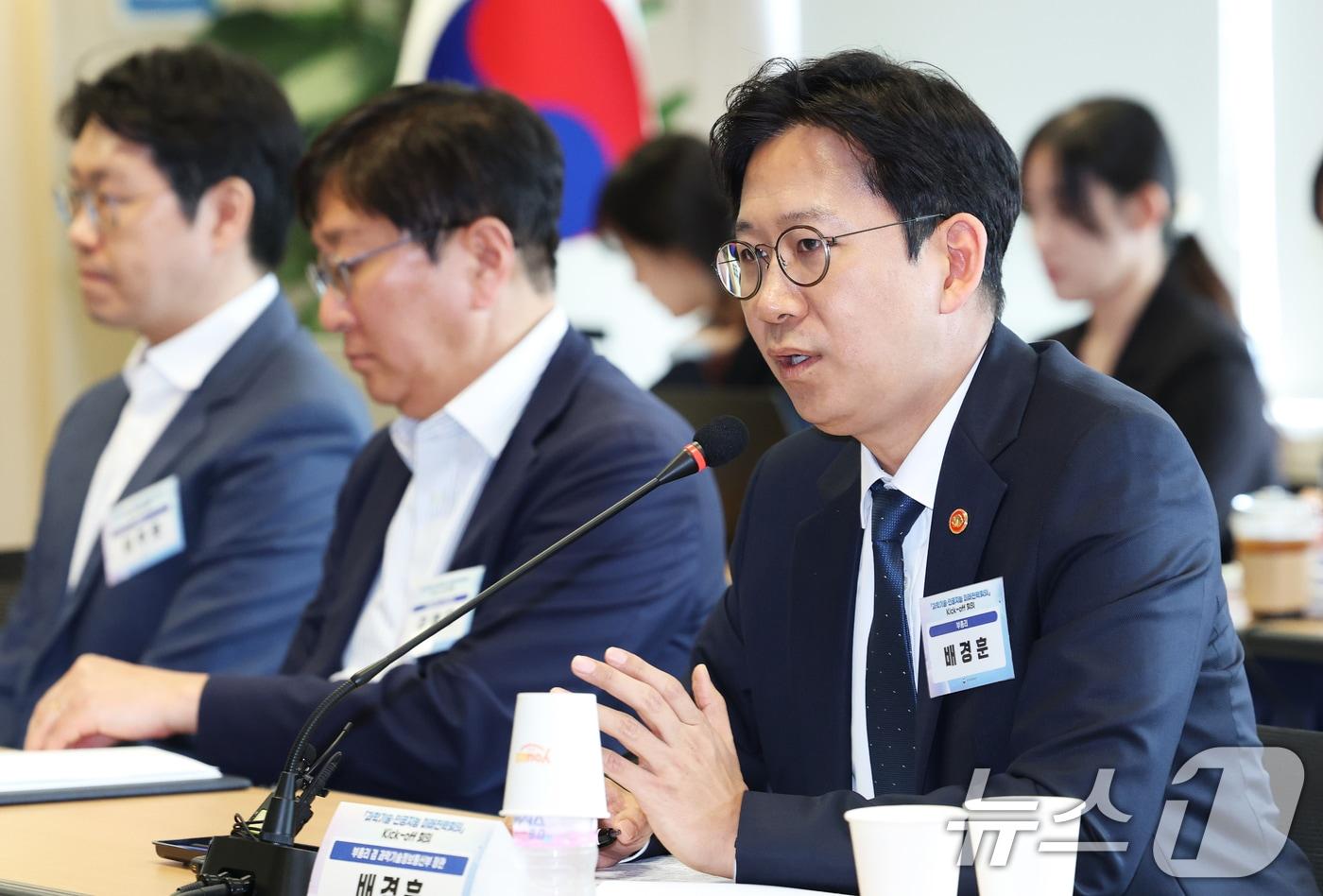 본문 이미지 - 배경훈 부총리 겸 과학기술정보통신부 장관이 13일 오후 서울 종로구 국가과학기술자문회의 대회의실에서 열린 과학기술·인공지능 미래전략회의 킥오프 회의에서 모두발언을 하고 있다. 2026.5.13 ⓒ 뉴스1 오대일 기자