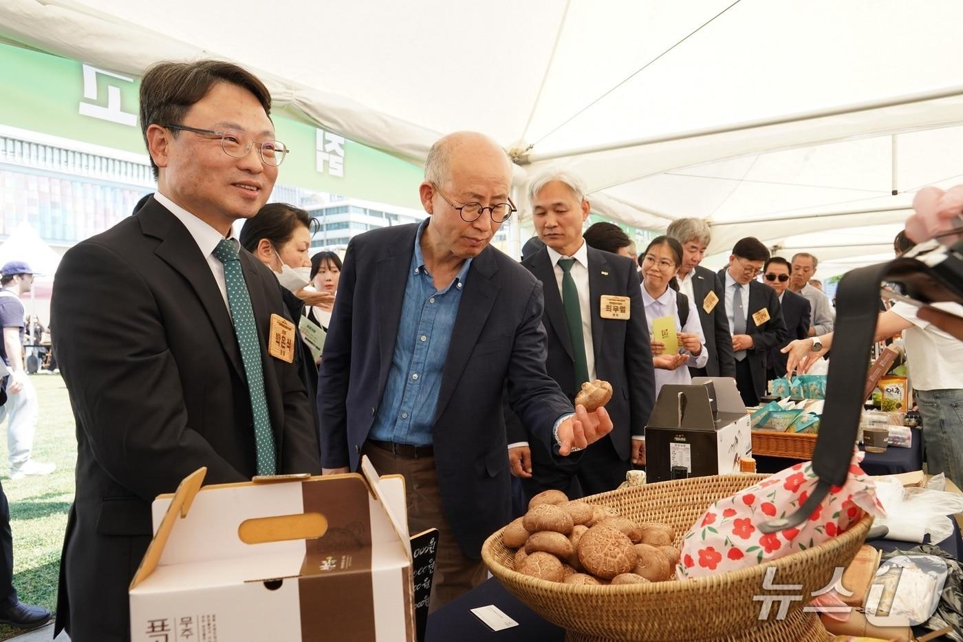 본문 이미지 - 박은식 산림청장(왼쪽 첫번째)이 ‘2026년 우리임산물 숲푸드 대축제’에서 임업인을 격려하고 있다.(산림청 제공.재판매 및 DB금지)/뉴스1