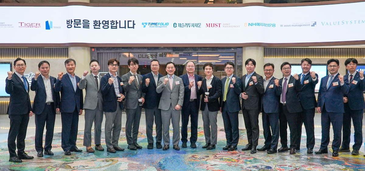 본문 이미지 - 김성환 한국투자증권 사장(왼쪽 8번째)이 12일 서울 여의도 한투 본사에서 연 '우수 운용사 및 자문사 CEO 초청행사’에서 주요 운용사·자문사 대표들과 기념촬영 하고 있다. 한국투자증권 제공