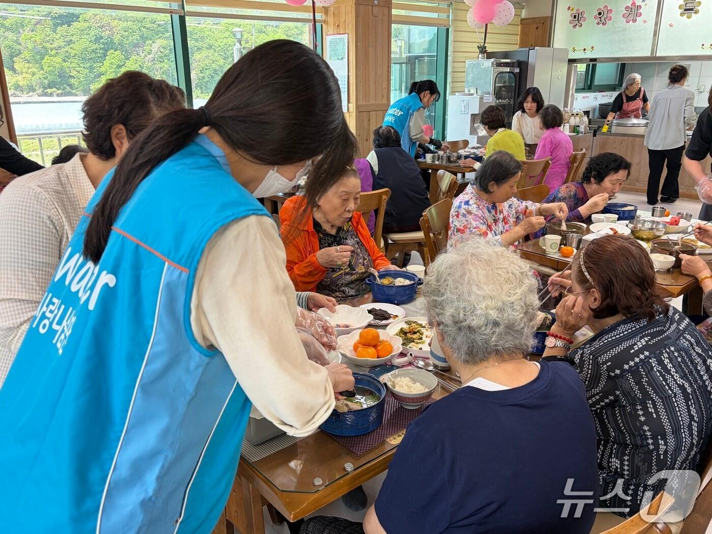 본문 이미지 - 한국수자원공사(K-water) 인재개발원 봉사단이 배식 봉사를 진행하고 있다. (한국수자원공사 제공.재판매 및 DB금지)/뉴스1